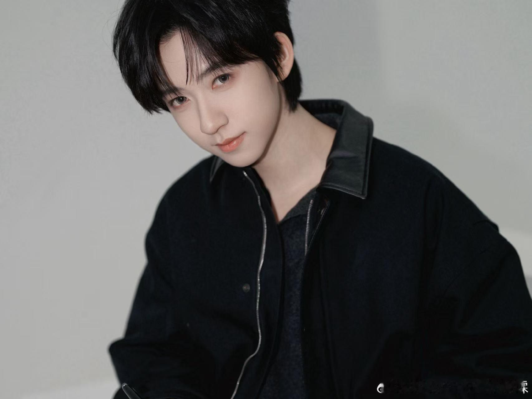 贺峻霖说今天我盯片贺峻霖更新六宫格贺峻霖说今天我盯片，更新六宫格，真是太棒了 