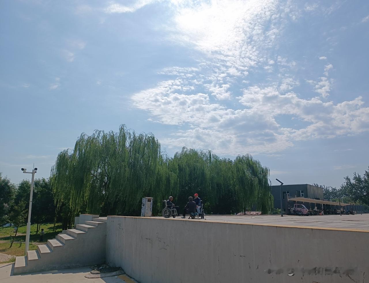 清晨六点的烟火，是给孩子们的关爱；七点半后的自由，是留给自己的快乐。

躺在吊床