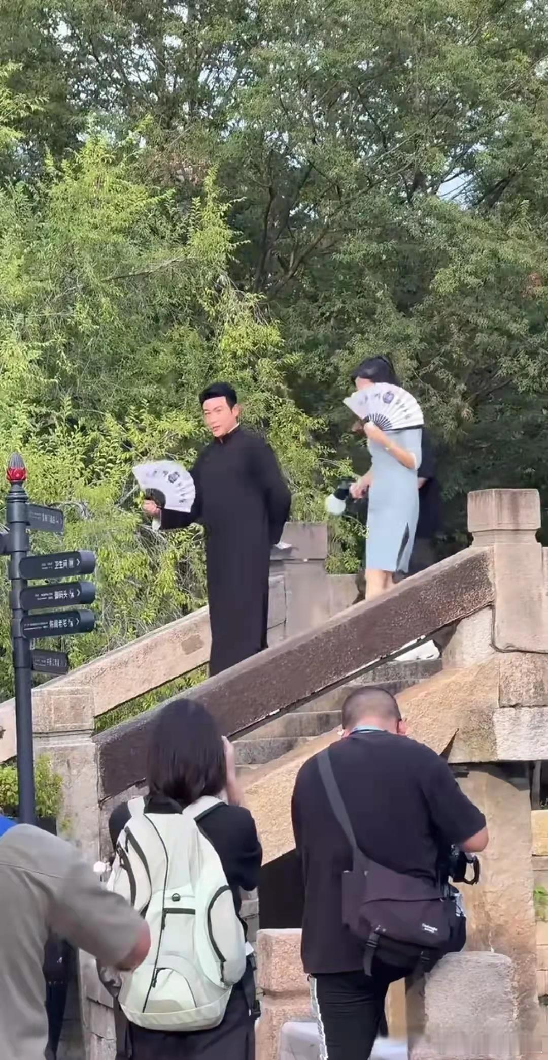 网友偶遇陆毅鲍蕾逛古城，50岁的陆毅发福了，穿着长衫很有书生气！ ​​​