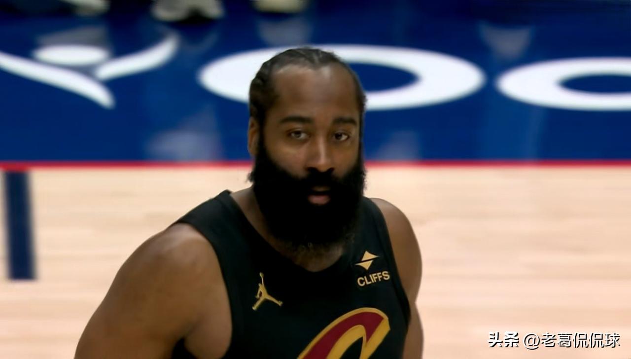 骑士超级巨星哈登真是让人大吃一惊！在今天骑士客场挑战鹈鹕的比赛中，目前双方半场战