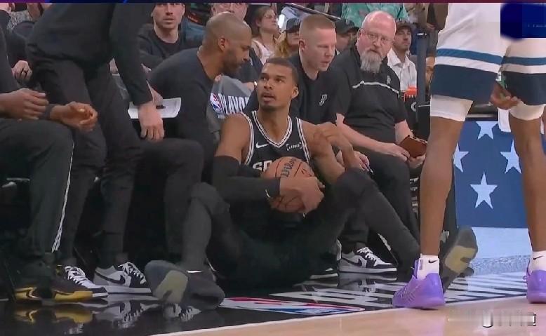 用球说话！NBA季后赛，马刺G5轻松擒狼，文班亚马27分+17板+5助+3帽，1