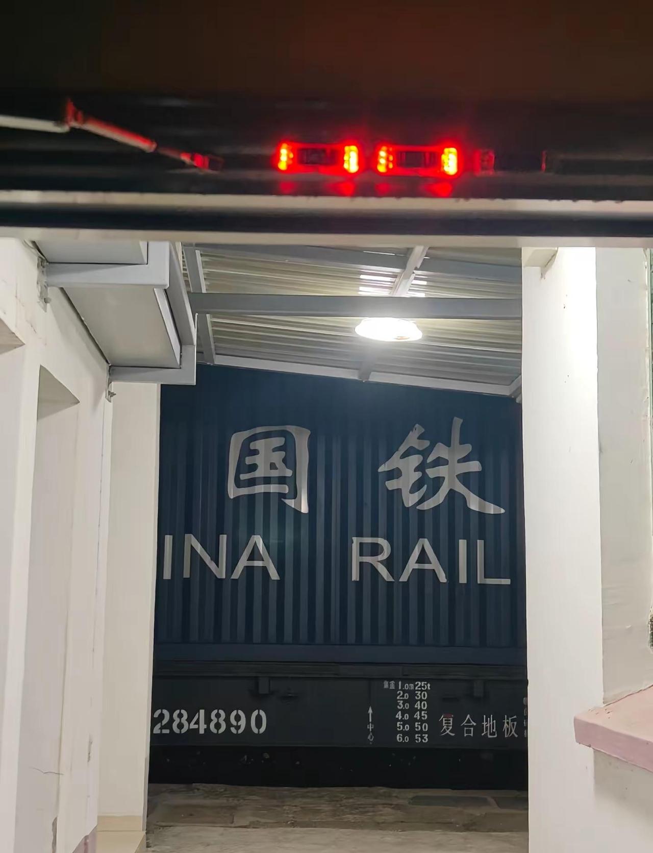 寻人启事：17日，X8982司机。ദ്ദി˶•̀֊•́)✧铁路 火车 火车司机 