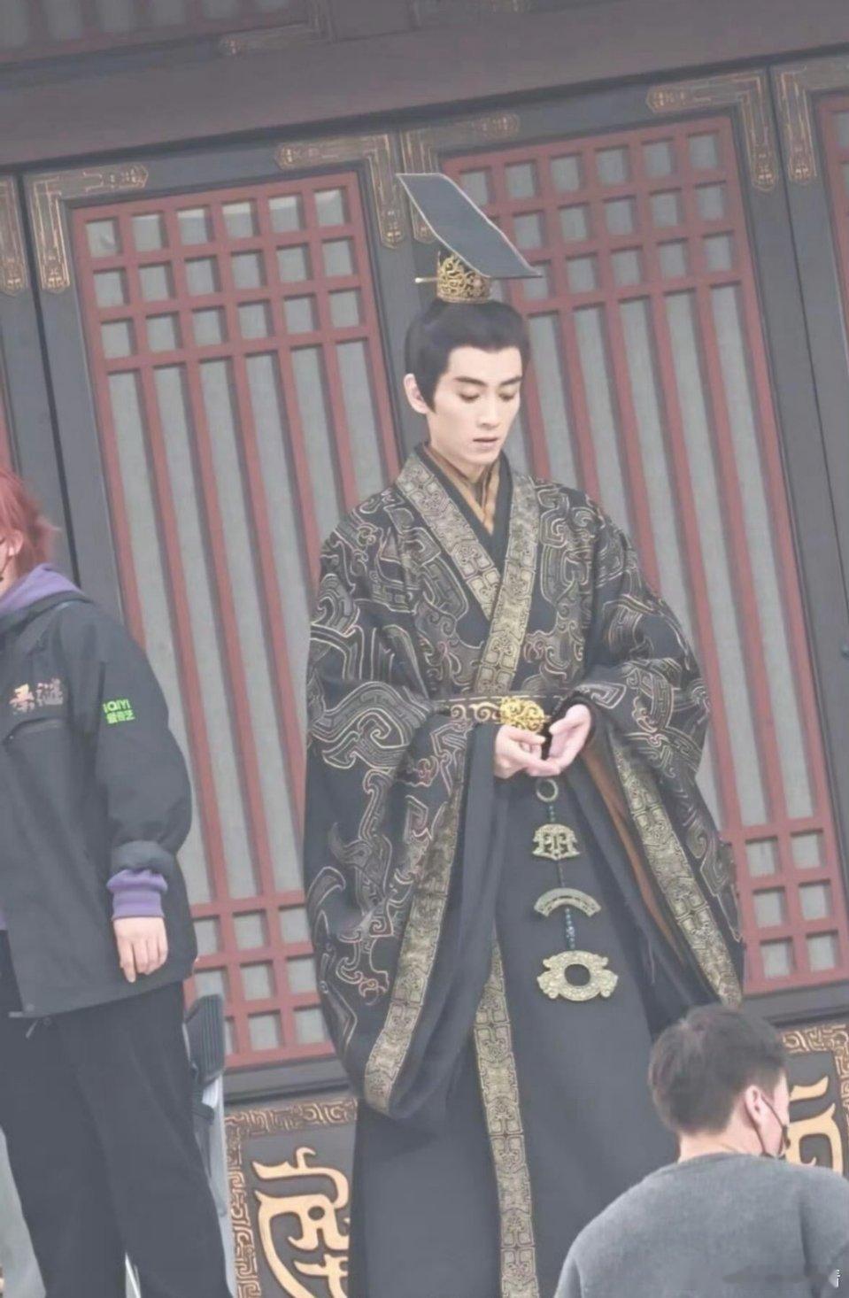 陈晓版嬴政路透，网友说没有霸气，太瘦了，现在状态适合慈禧垂帘听政的那一代皇帝 