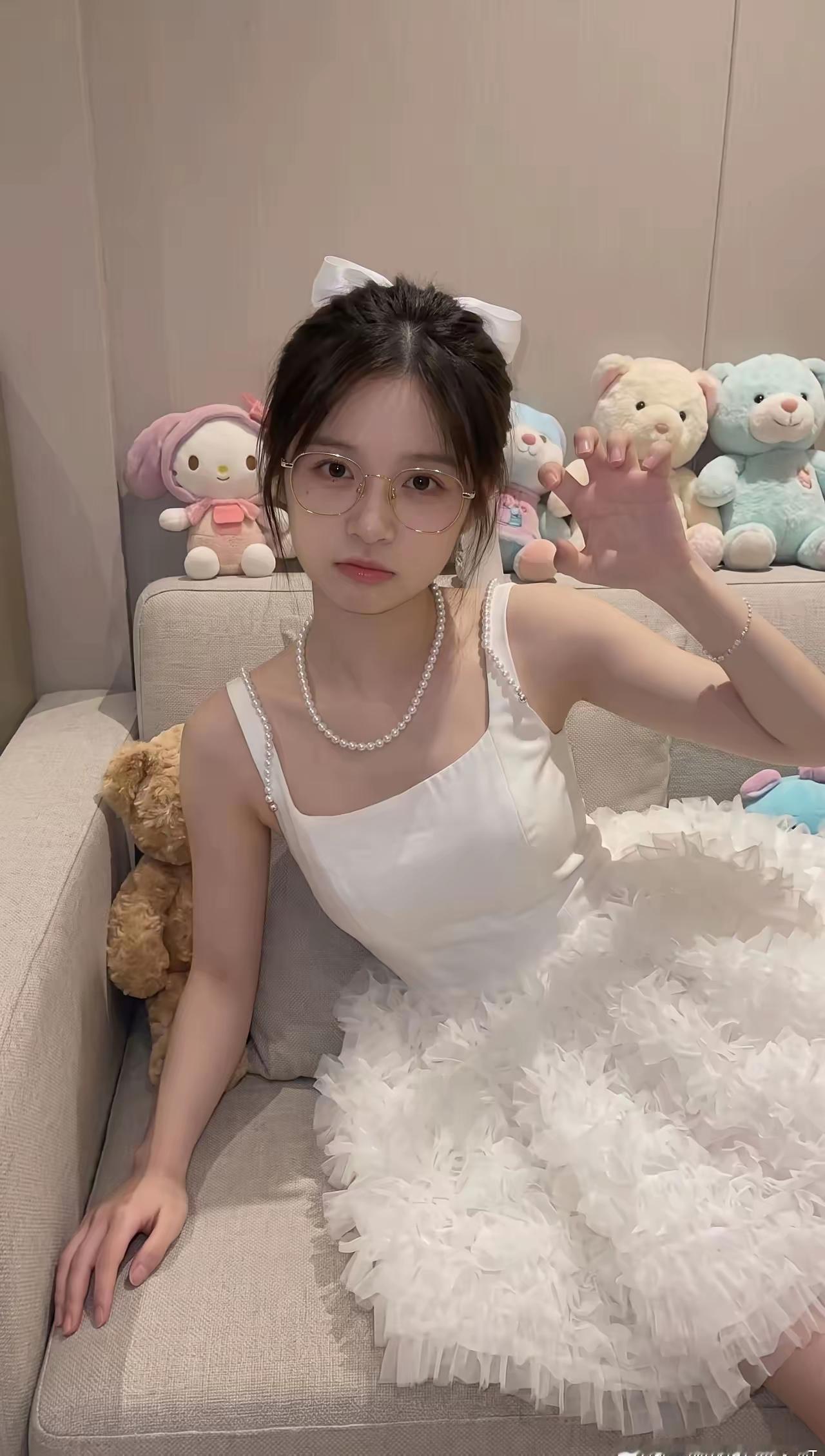 这女孩坐在沙发上，周围摆着可爱的毛绒玩具。上联:酒里千秋梦，下联:请高手对 一眼