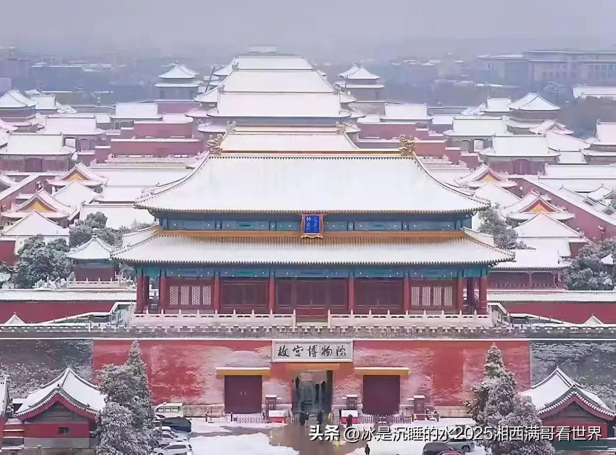 转发分享一组帝都下雪，银装素裹的精彩靓图。瑞雪兆丰年，愿所有美好都如约而至。