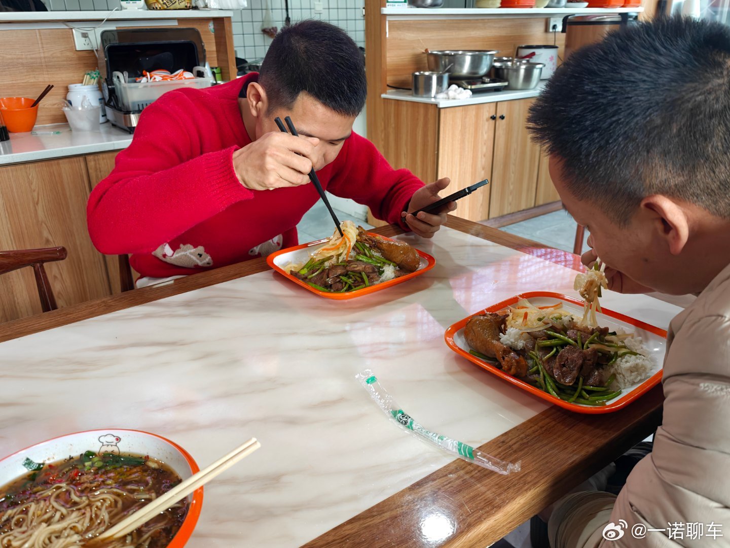 来沙县吃饭 他们先不点 问我吃啥 我就说来碗面吧 结果我点完面 这俩点这么硬的饭