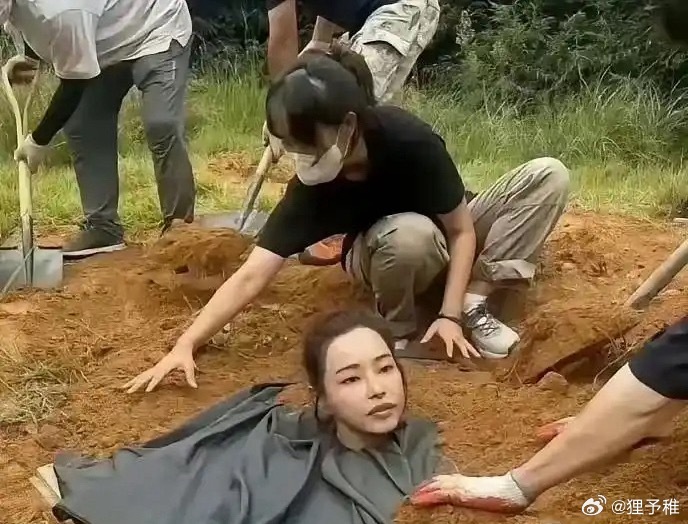 以为演员拍这种戏是真的被埋土里，没想到身体压根接触不到土 