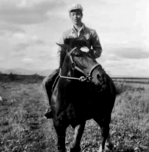 1949年秋，宁都刚解放，老红军黄明生揣着介绍信就往老家赶，推开祖屋木门时，眼前