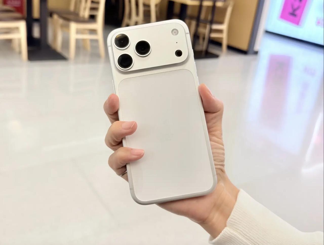 尊贵的iPhone 17 Pro Max用户，珍惜你们最后5个月的高贵时间吧
