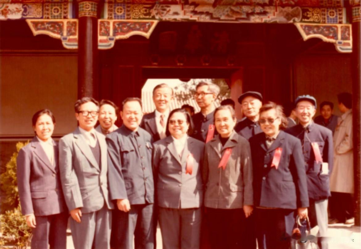 1986年，清华大学迎来建校75周年校庆，社会学系的彭佩云等校友们重返母校的合影