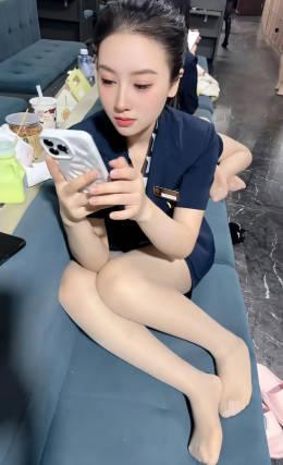 我治好"一生气就发消息"这个毛病，用的办法特别土——
把话打完，然后不点发送。