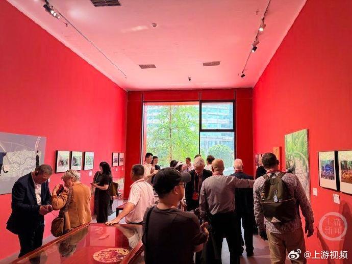 【山海相约“渝”见世界 #重庆国际友好城市交流展启幕#】5月19日下午，重庆美术