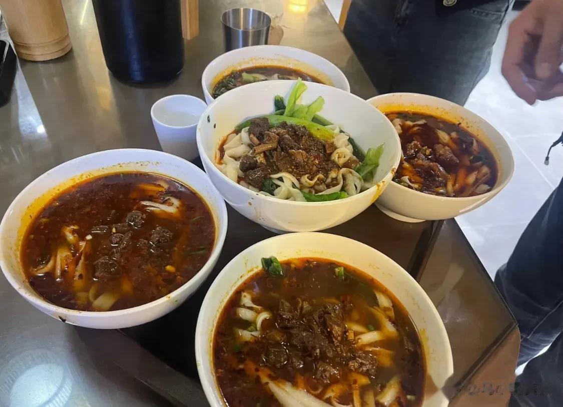  据说是乌鲁木齐人夜生活的终点站，半夜一点多过去，仍旧座无虚席，很多人还在吃面，
