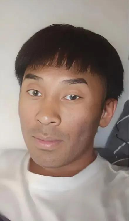 友友们，这是我的自拍，能找到女朋友吗？
擅长踢足球，喜欢24号数字。