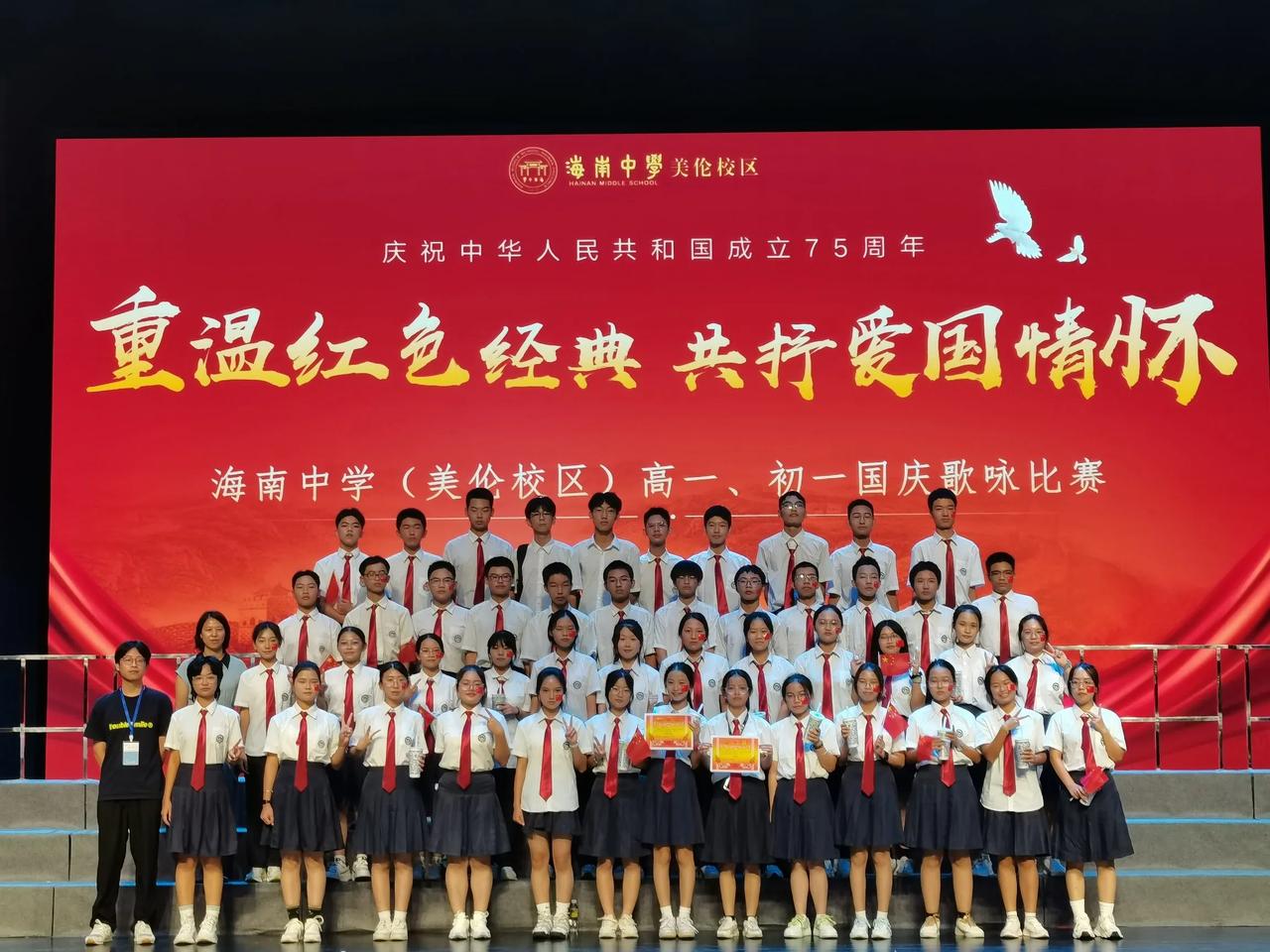 1. 祖国七十五啦，越来越好，咱老百姓的日子也跟着美。
2. 嘿，咱祖国七十五岁