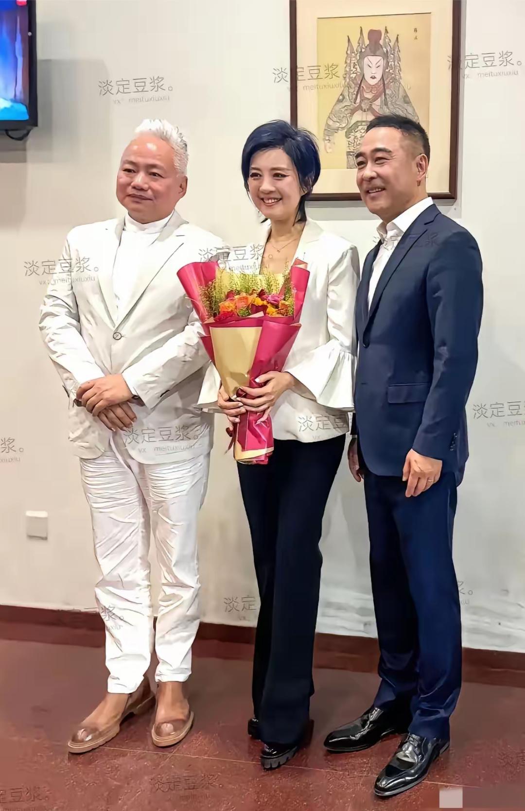 大家还认识中间的是谁吗？反正我想了很久，没想出。