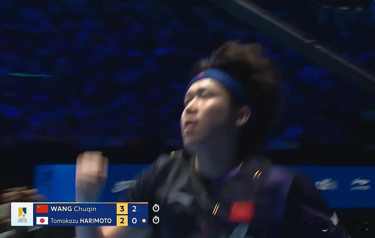 大家发现了吗？王楚钦打出好球后，也有自己庆祝方式。
他不喜欢喊，
但是他会握拳全