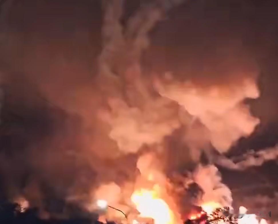 美国官员向福克斯新闻确认，美军已于今晨对委内瑞拉发动空袭。

委内瑞拉总统尼古拉