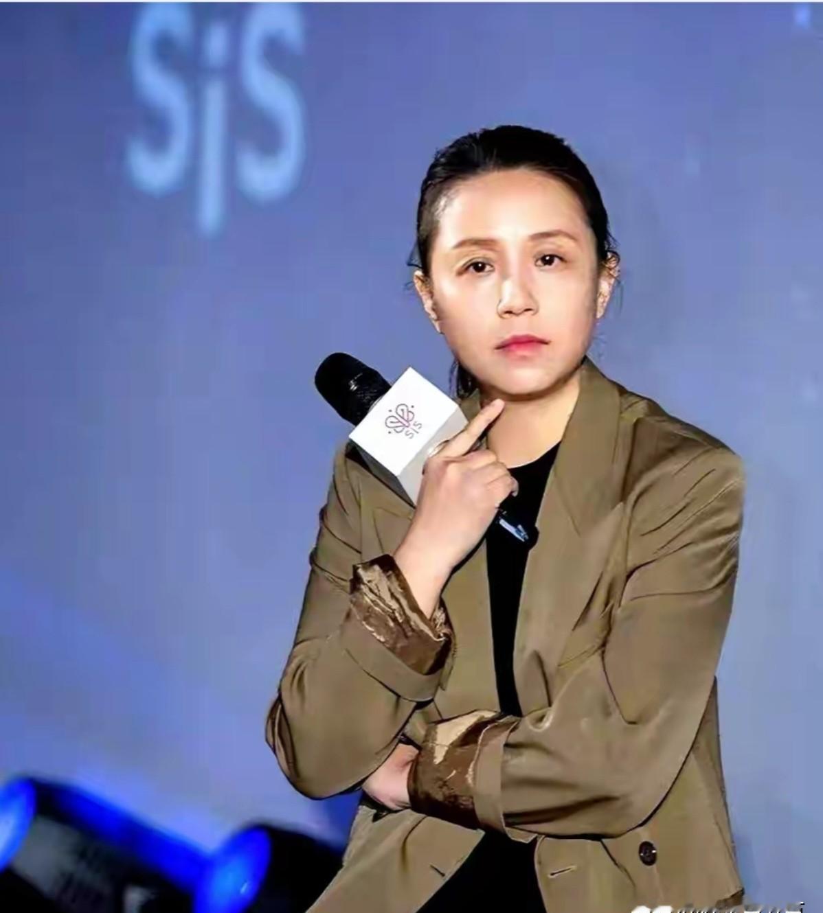 曾几何时，“清纯佳人”龙丹妮，竟与“网暴受害者”李维嘉的名字，以一种残酷的方式连