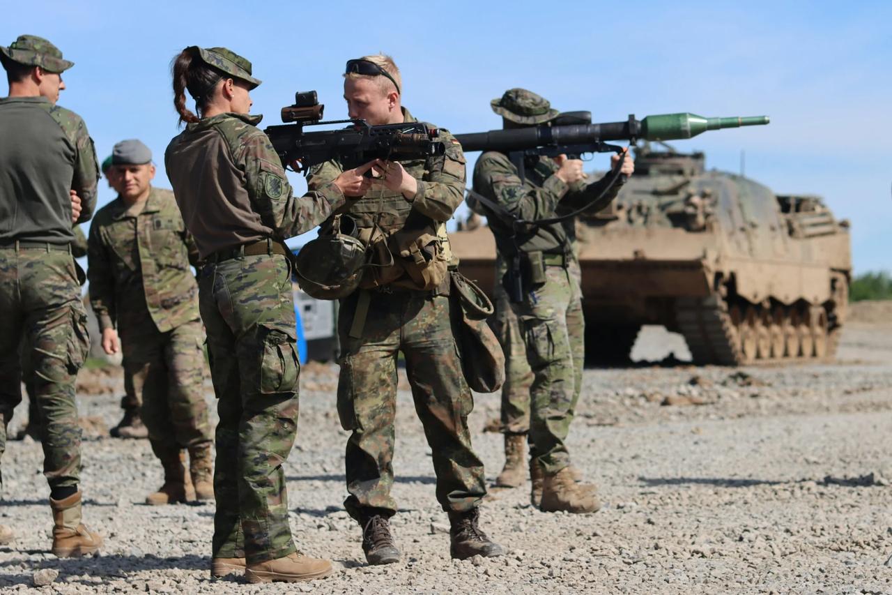 西班牙士兵与德国制造铁拳3火箭筒