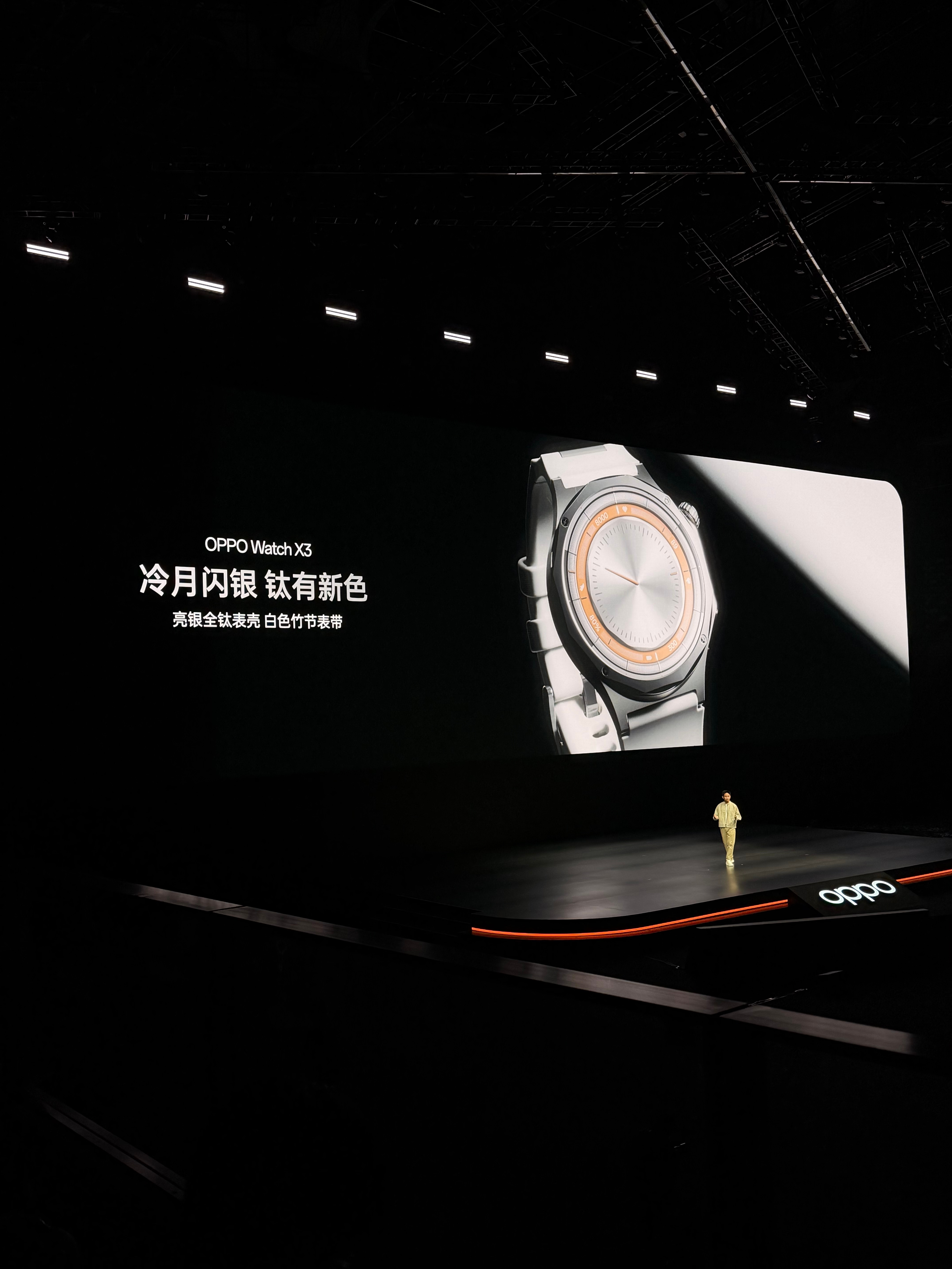 OPPO 这次同步发布的还有两个 IOT 新品。OPPO Watch S2 ：主