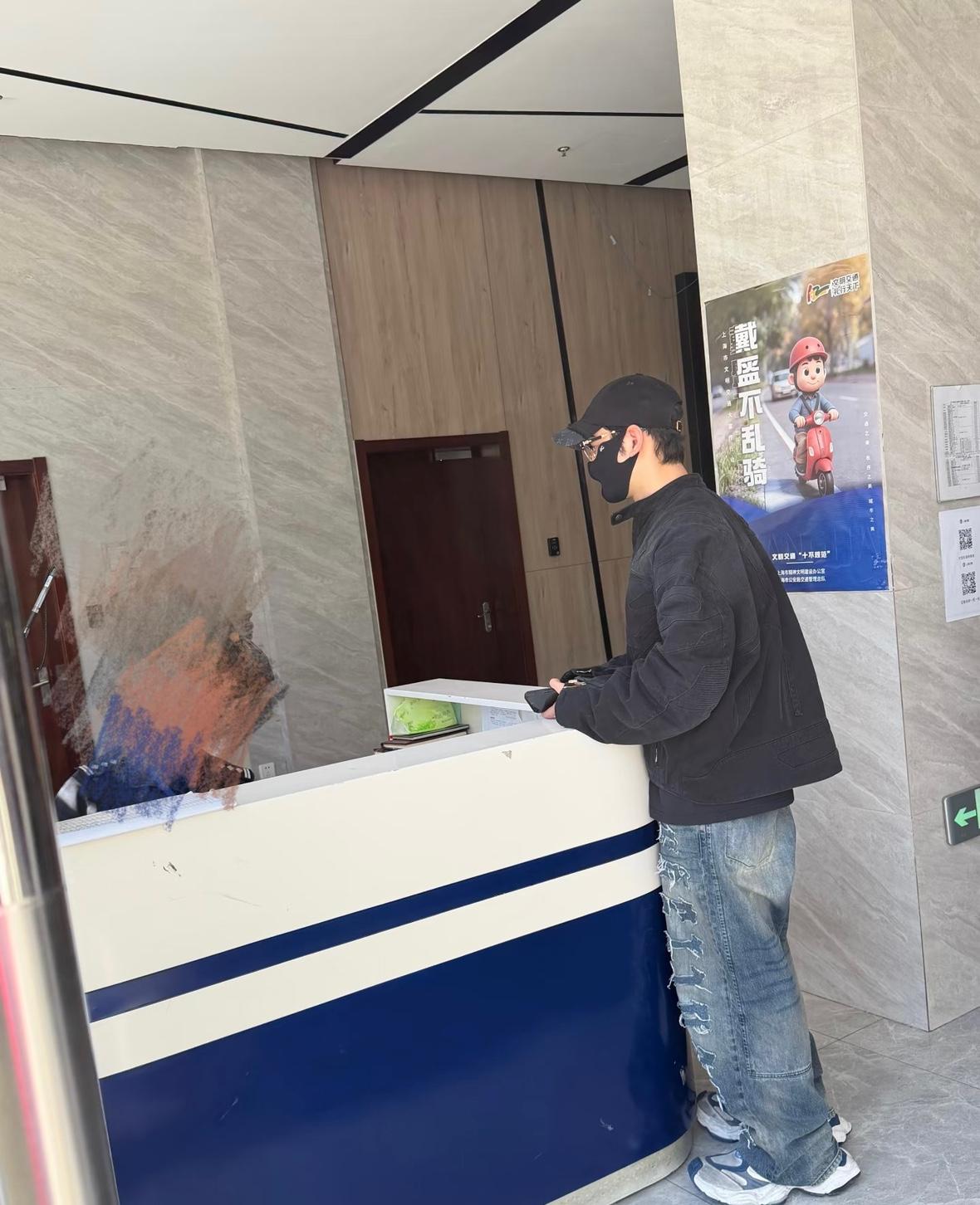 黄晓明在节后第一天准时来交警队“自首”，网友纷纷表示：他的认错态度很积极。
✅事