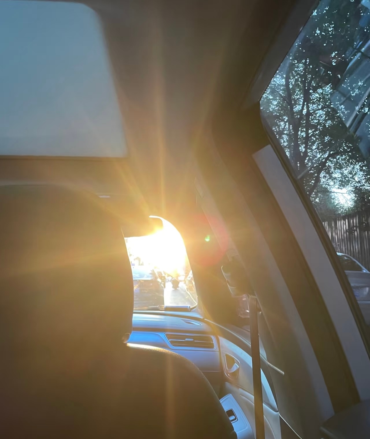 温度回升天气超级好，跟朋友约个饭买榴莲，还整了个湿包，我真的欲哭无泪了