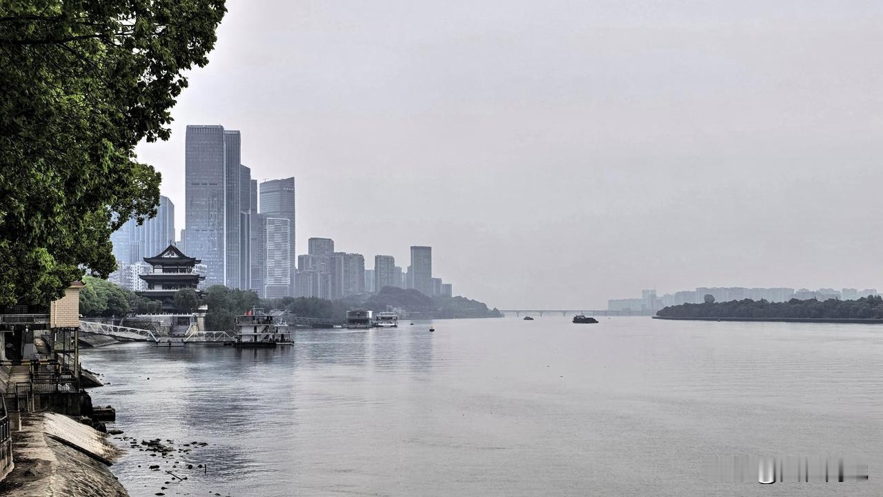 【十楼杂记】题杜甫江阁
江阁余孤影，千秋共此流。
诗心同逝水，一梦入沧洲。