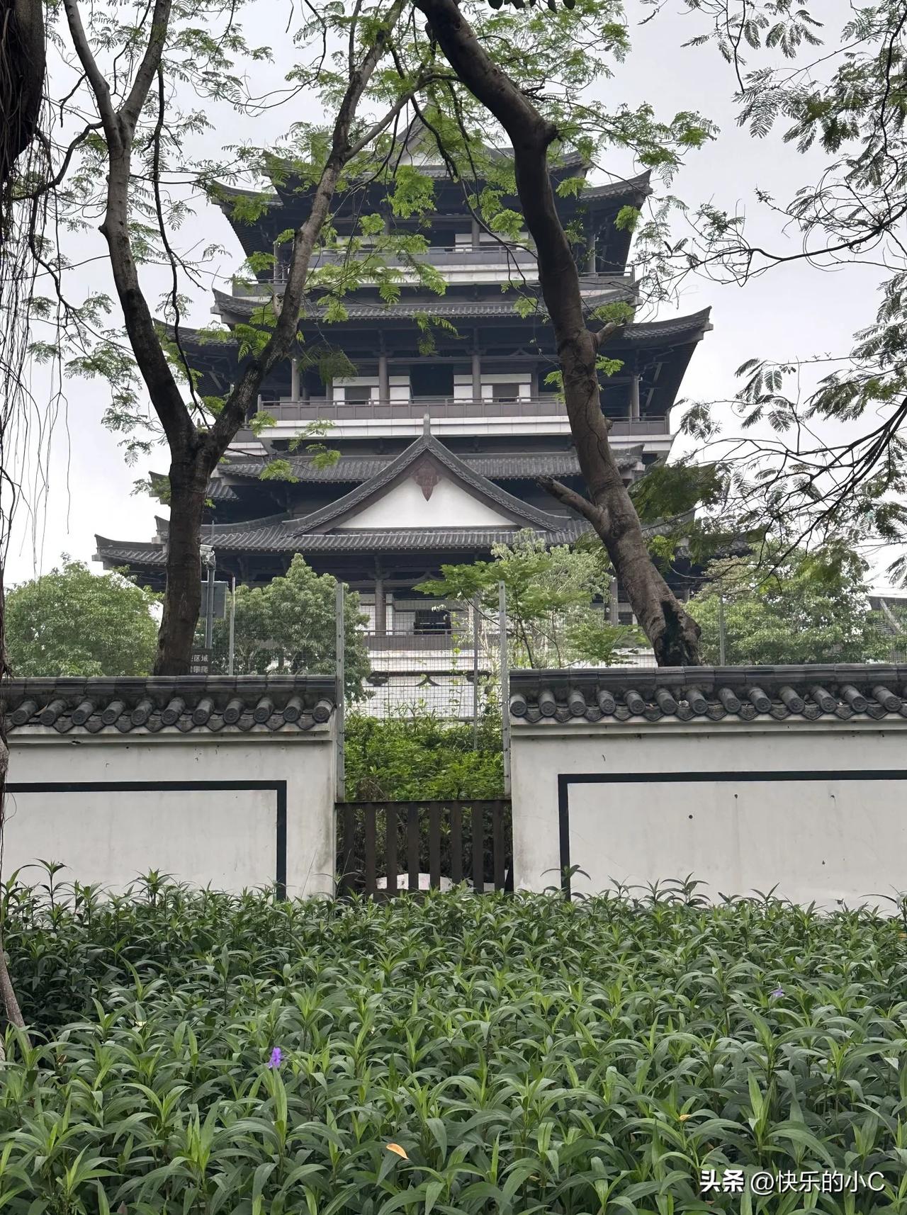 路过这片古楼停下脚步，
瞬间心静下来。

白墙黛瓦配上层层古塔楼，绿树绕着古建筑