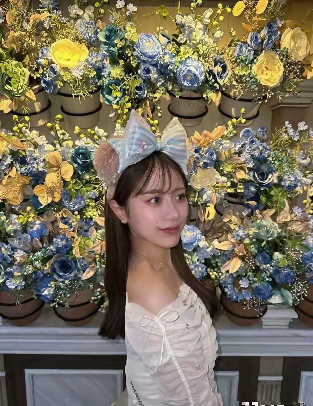 日本女生在迪士尼拍了一张照片火了，不是因为迪士尼火了，是因为她的背部线条太直，猛