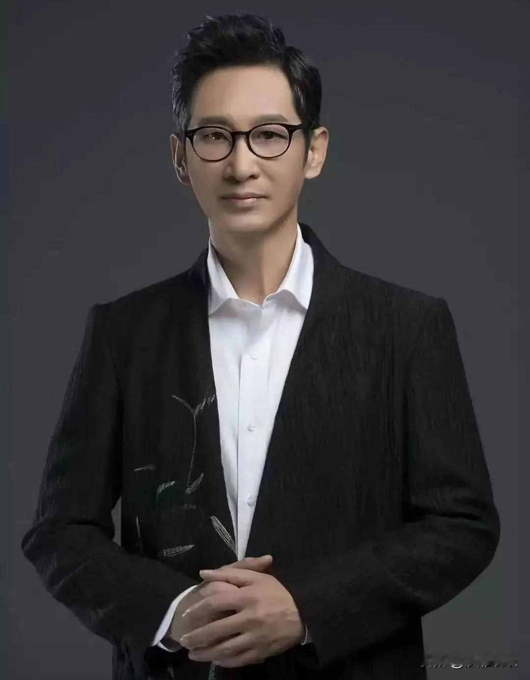 王劲松被“自己”吓得报警？这AI假脸连他妈都认不出！

看到王劲松老师最近的经历