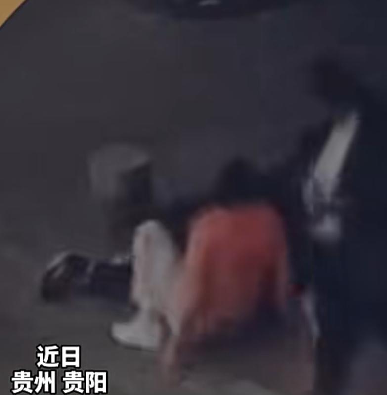 12岁男孩消防站门前突然晕倒，消防员上演暖心“秒出警”
 
近日，贵州贵阳观山湖