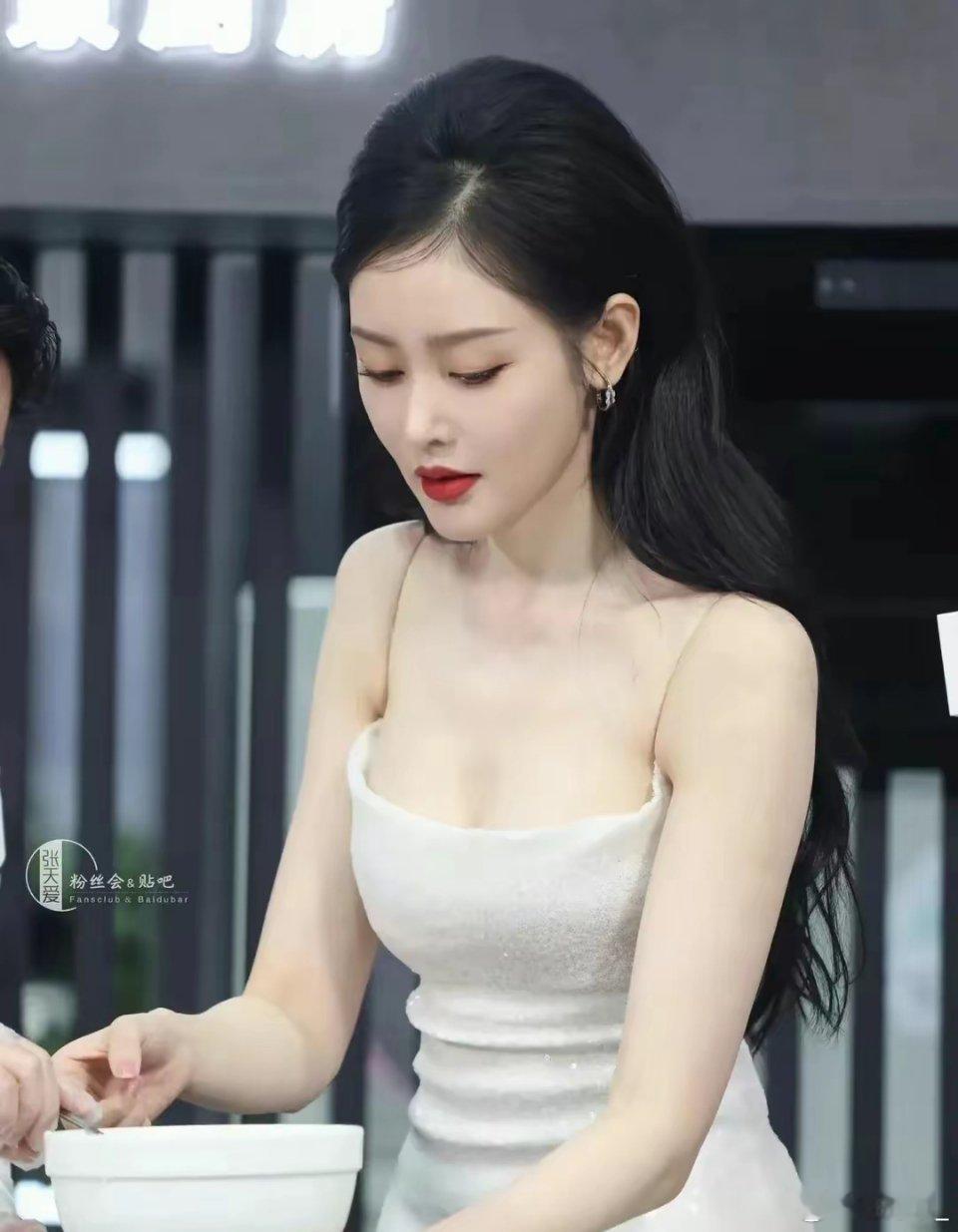 张天爱才是“大号水蜜桃”🍑，网友:“好身材兜不住，太顶了”。 ​​​