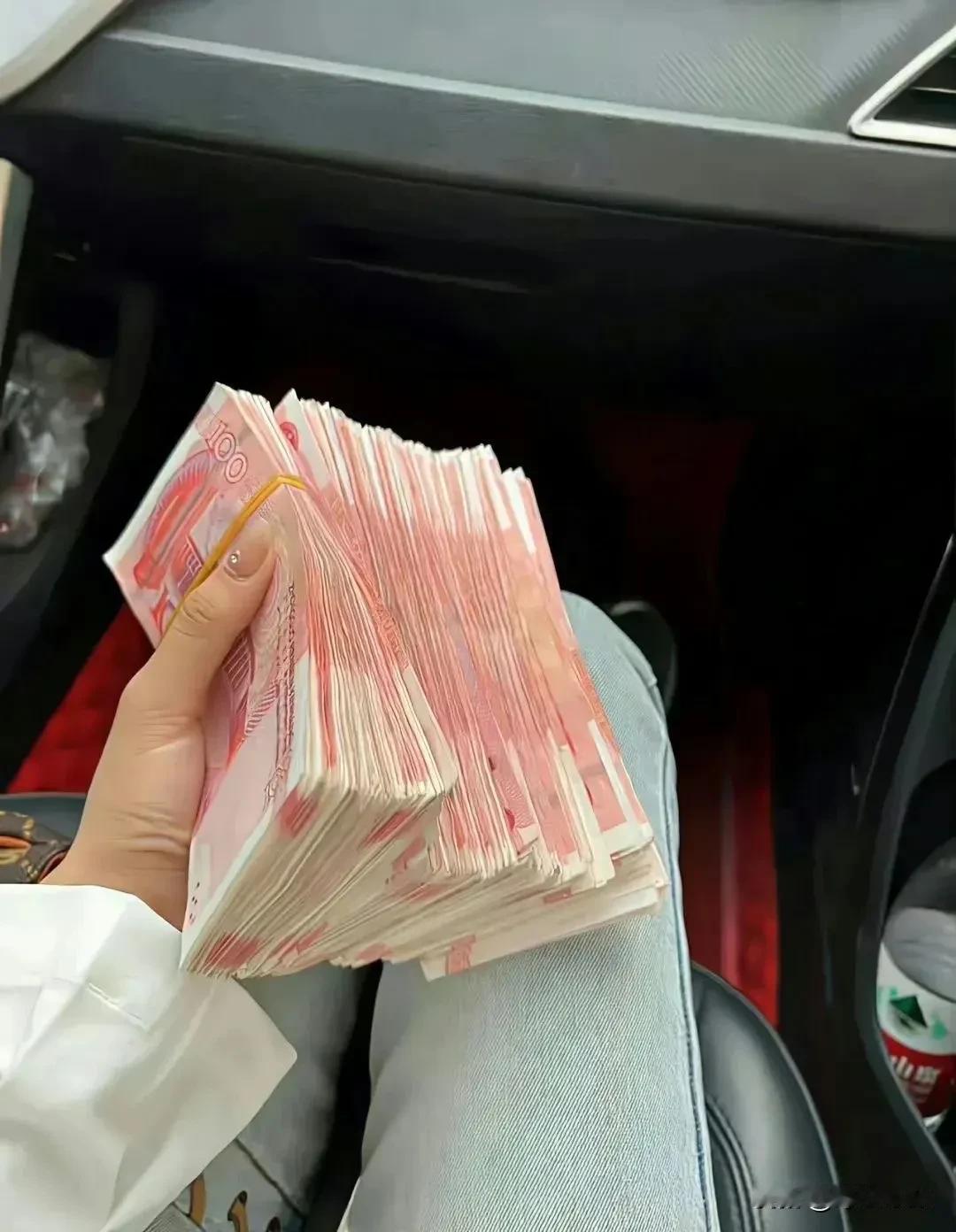 2025接近尾声，
有人一年存十万，有人一月存十万，最可悲的要数背负贷款负债十万