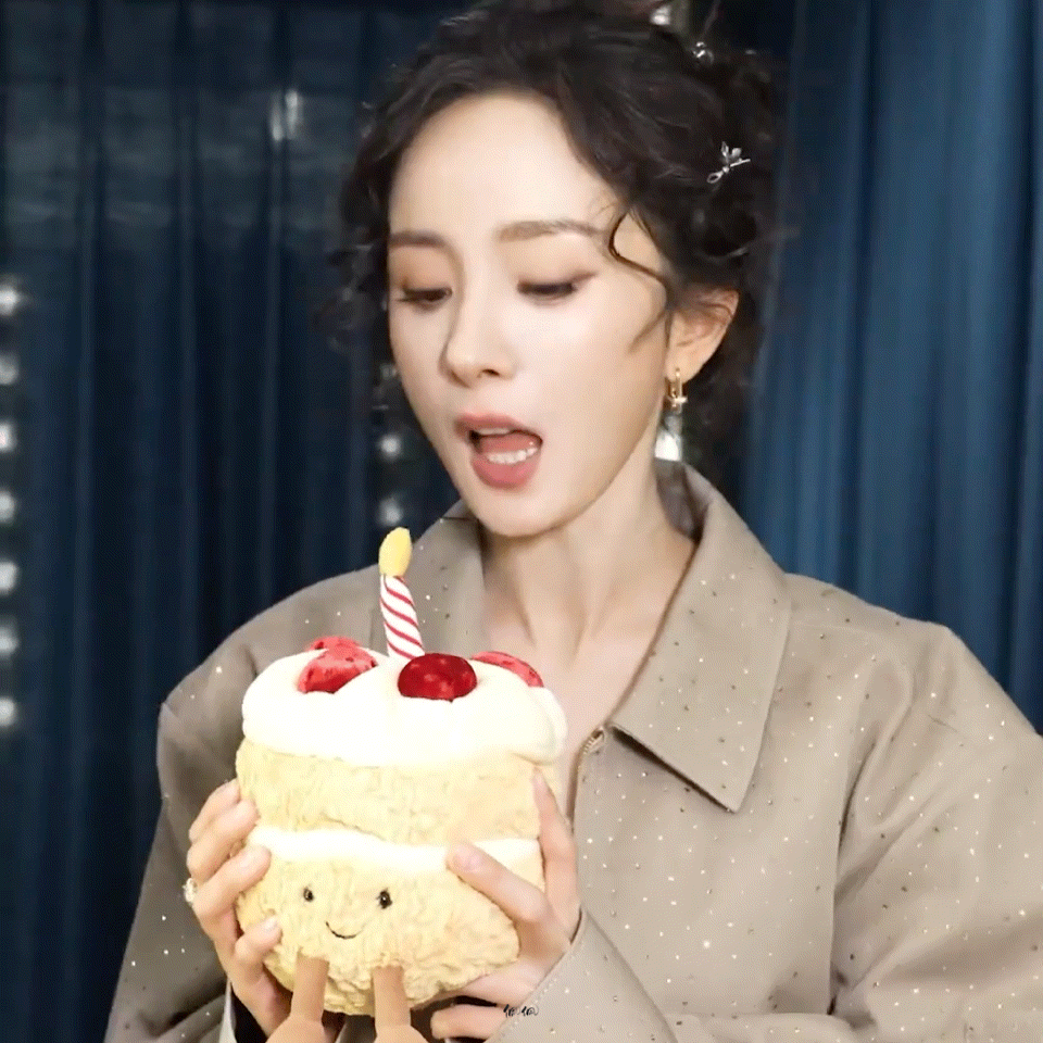一条elle官宣杨幂的视频：大爆作品小时代热梗台词代言jellycat蛋糕出镜连