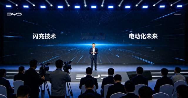 比亚迪高管直言：燃油车没有未来！一句话引爆车圈，争论再起