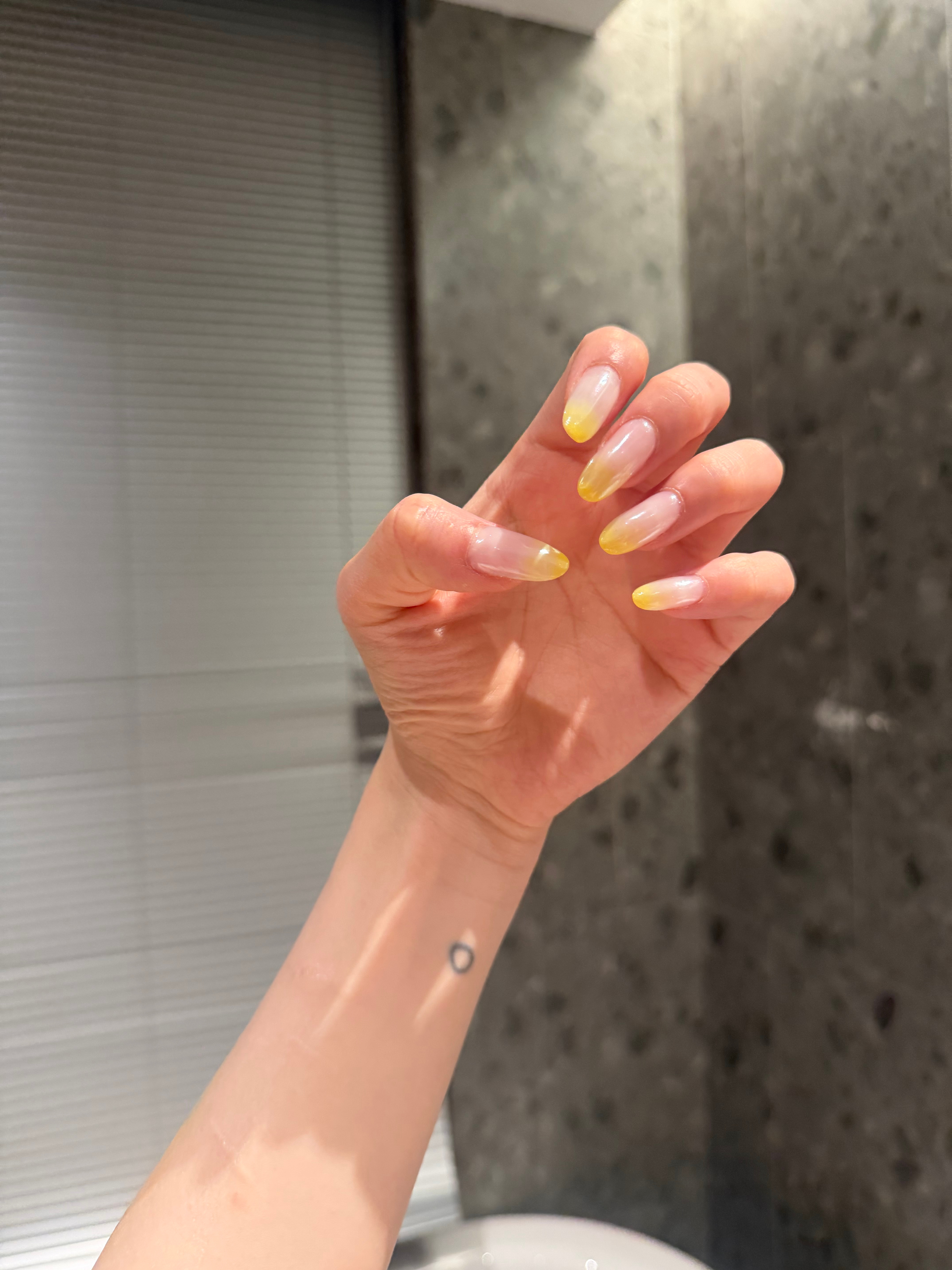 非常适合夏天的美甲 无滤镜原图版本 加了一层贝壳亮粉 