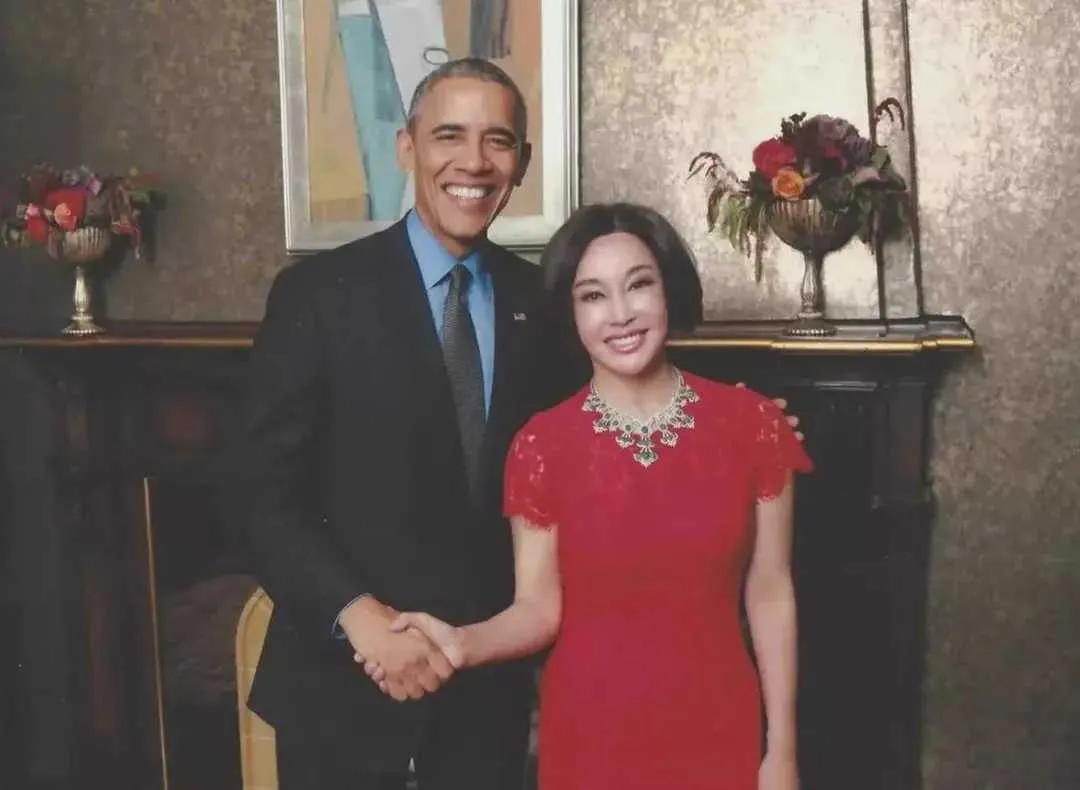 刘晓庆和奥巴马的一张罕见合影。两个人一见如故、相见恨晚，一个酷，一个飒，都是风云