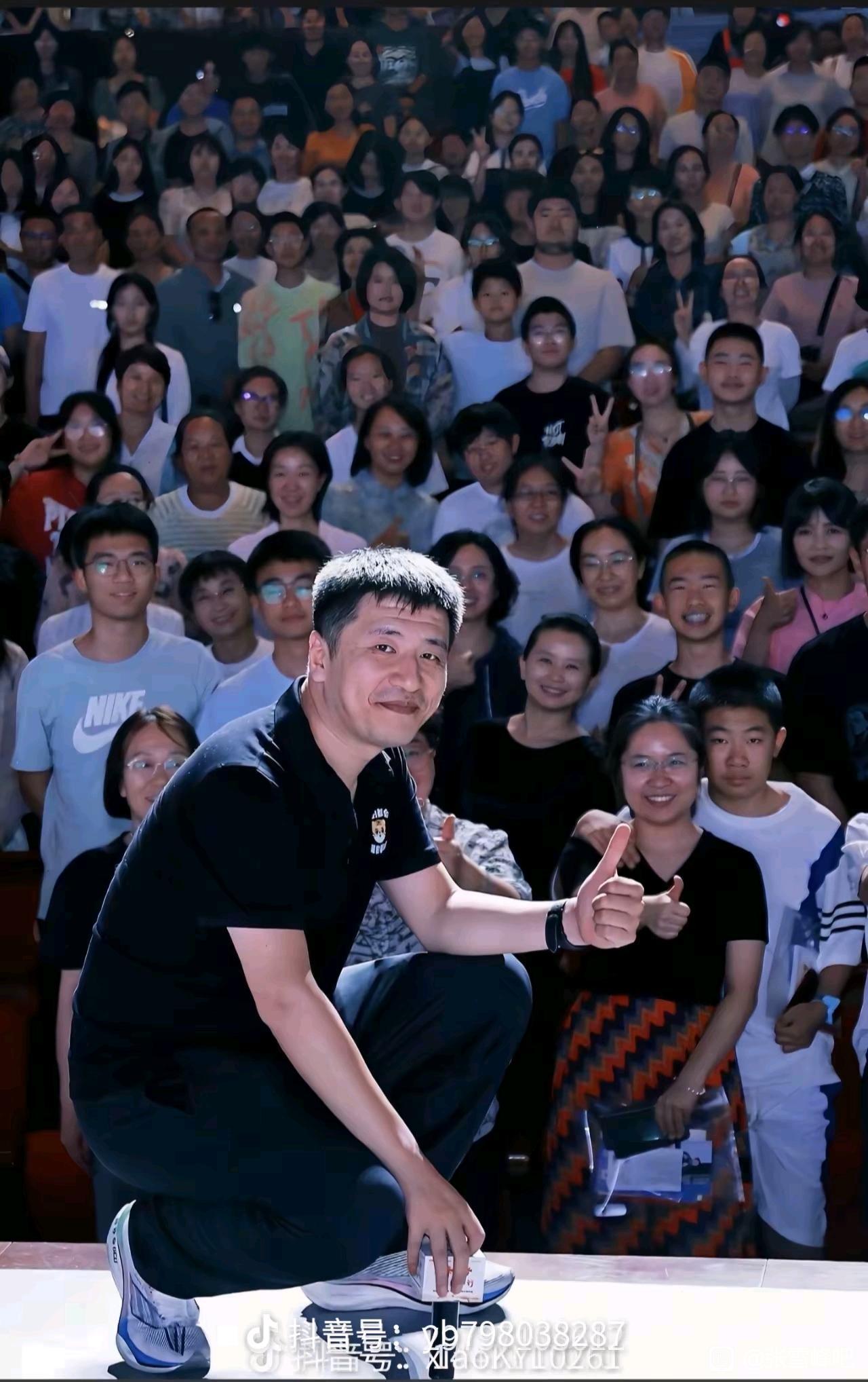 女生直接表白：张老师我老喜欢你了！我愿意养着你！

 一个女生和张老师连麦， 开