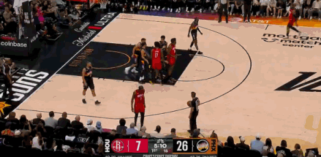 灾难！阿杜边线发球助攻老队友完成快攻！
在今天NBA常规赛火箭对阵太阳的第一节比