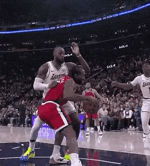 老詹输球又赖裁判P1裁判可没吹犯规…还要咋的？还不如说东契奇、里夫斯没打队友CB