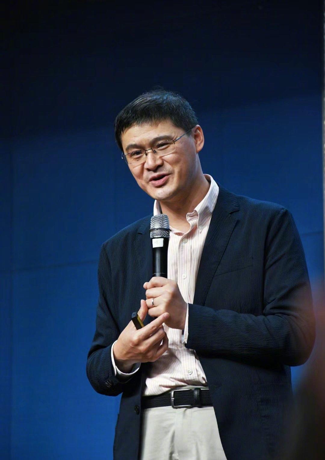 目前，受爱泼斯坦案文件影响最大的两个人，一个是英国的斯塔默，一个是中国的罗翔。