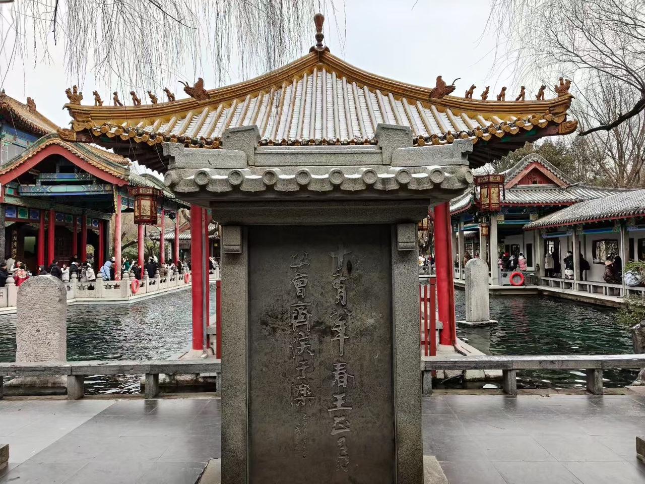 《亭台碑影》

黄瓦压雪亮晶晶，
红柱撑着小凉亭。
石碑刻满老故事，
池边游人看