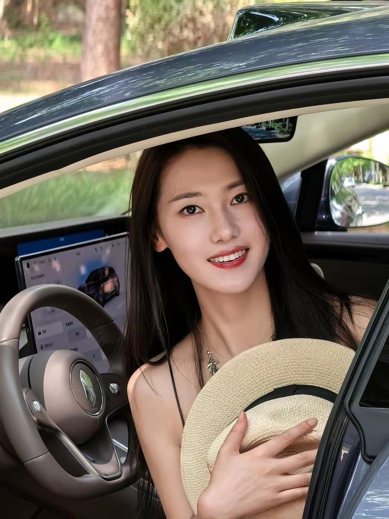 一车，一路绿荫，一段独处慢时光。。 