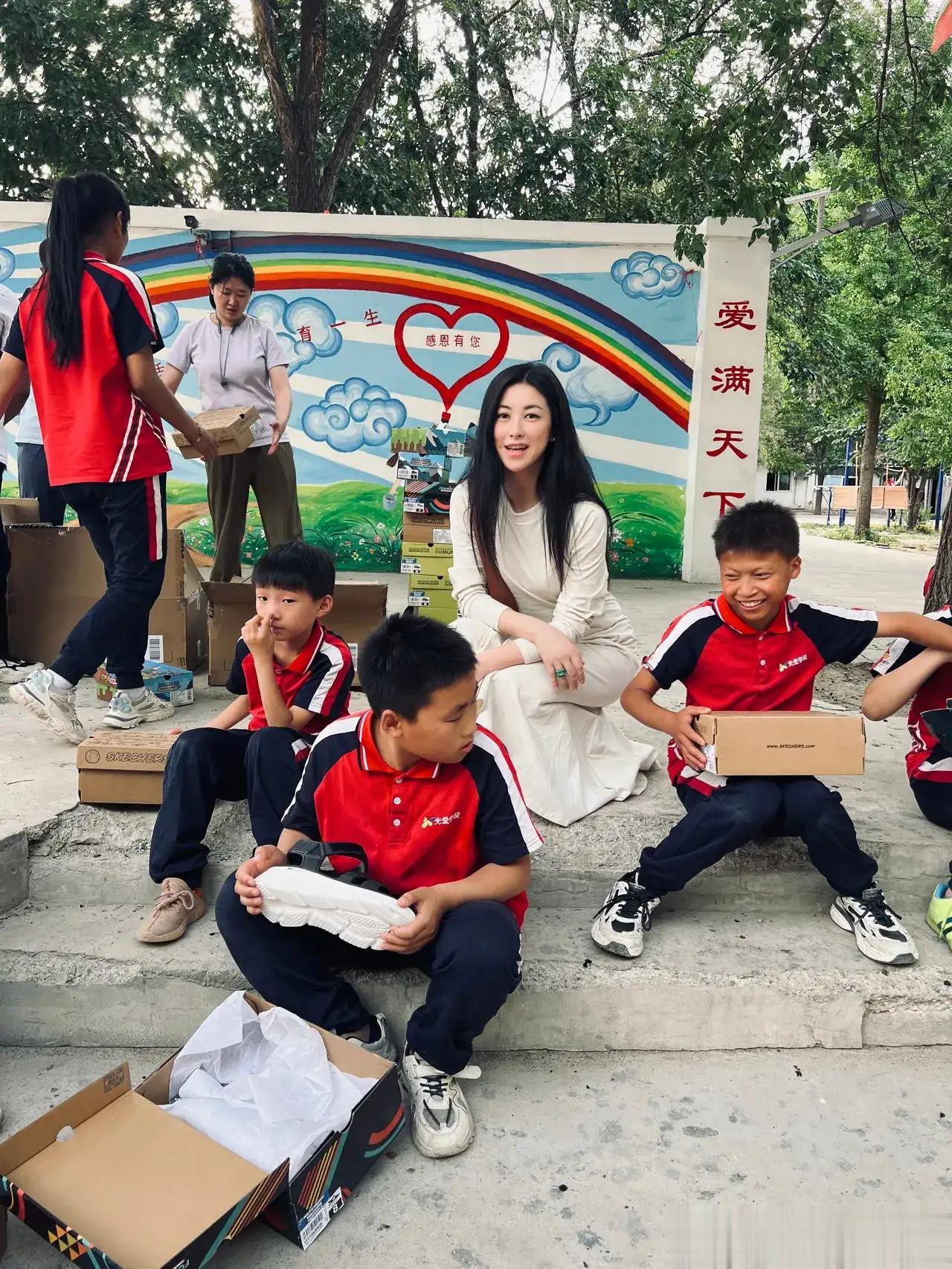 朱珠和老公又出来做公益了，为学习捐赠，这对大爱的夫妻在学校和同学互动，迎来众多好