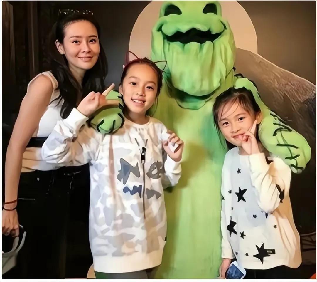 原来于明加早就结婚了，孩子们都超过了打酱油的年龄，大女儿个头挺高长相一般，像极了