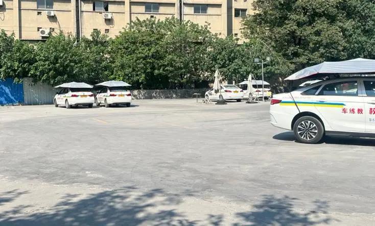 以前驾校多风光：

暑假训练场人挤人，一台车排七八个人，学费五六千还得看教练脸色