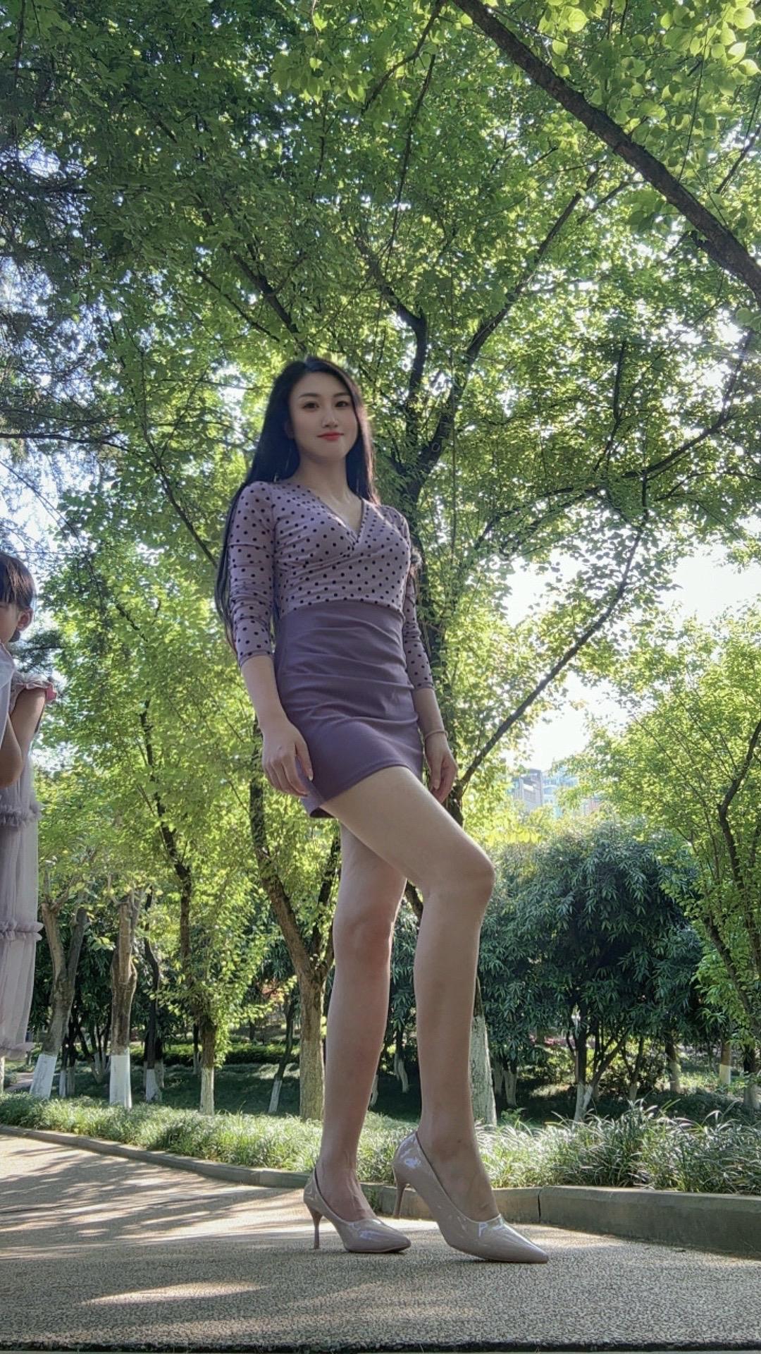 失去是相互的；你舍得；你不在意我也就无所谓吧  紫色裙子的小姐姐 户外清纯美女