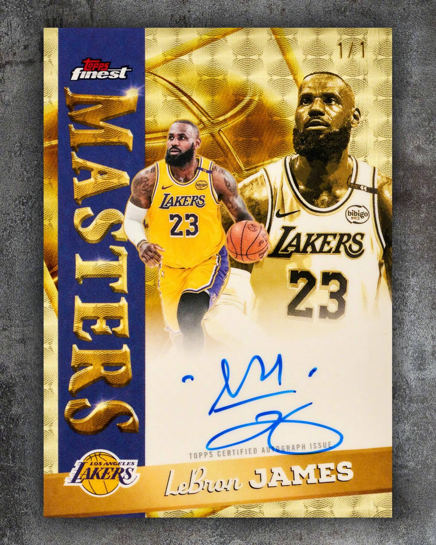 詹姆斯后续球星卡将会使用他个人最新版本的签名，这新的签名最具辨识度的就是加上了皇