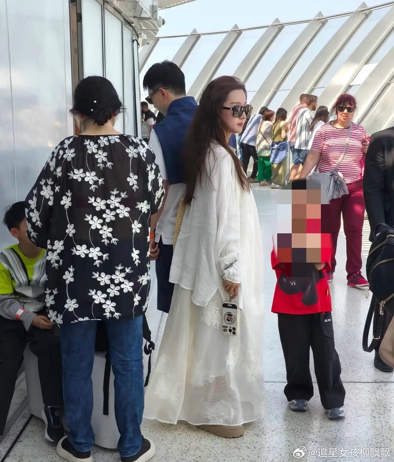 马龙夏露带娃国外过年，夏露一袭白裙肤白貌美，状态真好，马龙也被赞很帅气，一家人好